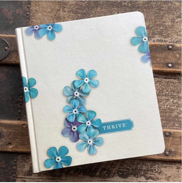 NLT THRIVE JOURNALING DEVOTIONAL BIBLE - Blue Flowers, Hardcover